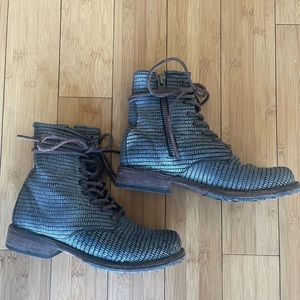 Blue Crocodile Manchester Freebirds by Steve Madden